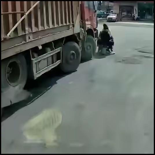 5月31日中午昌黎的一个路口，重型自卸货车正常右转，怎么就突然撞上了电动车？车上