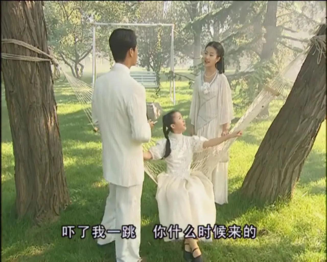 为什么这部剧小姐们的装扮已经偏现代化了，而丫鬟却依然是老式装扮？
#金粉世家#
