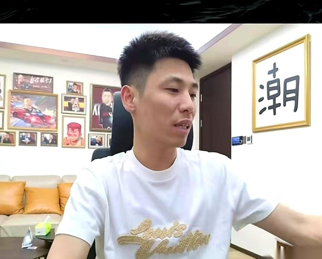 “没事没事，不就四万人吗？” 旭旭宝宝嘴上说着，眼皮却猛地跳了一下。
就在他直播