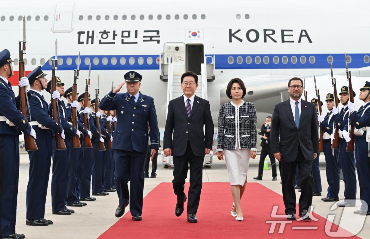 7月29日韩国总统夫妇抵达智利，机场上的红毯离舷梯有好几米远，不过站在舷梯旁边的