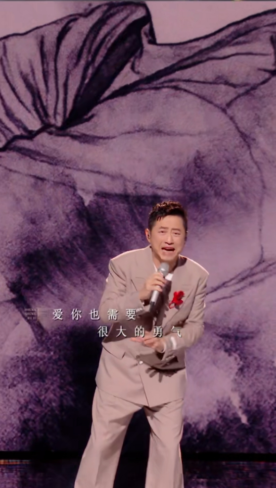 起猛了呀，差点看成邓超在《声生不息》唱歌了！庾澄庆初舞台唱《情非得已》，小细节和