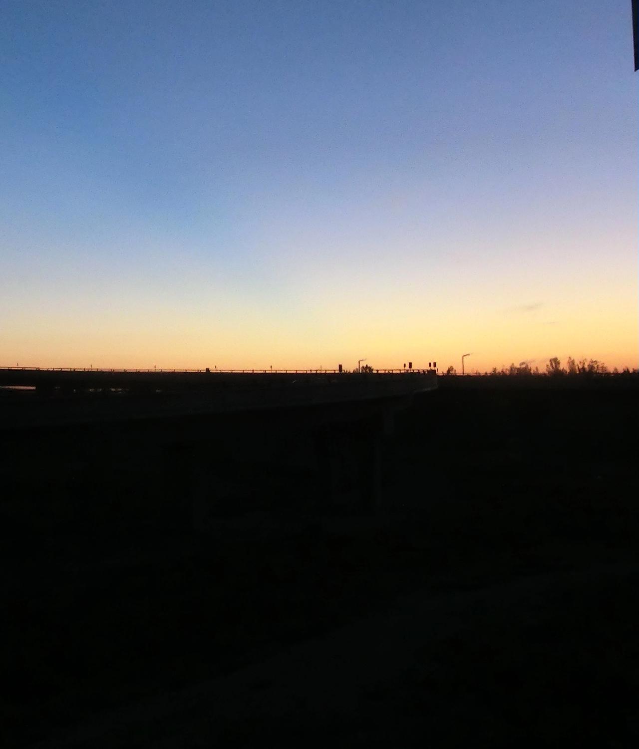 渡年
半忙半闲十二月，
半喜半忧伴苍凉。
半醉半癫渡红尘，
半梦半醒一年长。