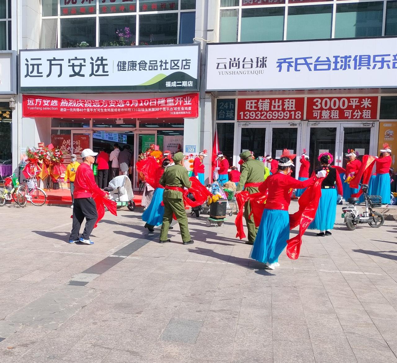 4月街头新店扎堆年轻人创业，真的太卷了！
一年之计在于春，本以为春日只是赏花、踏