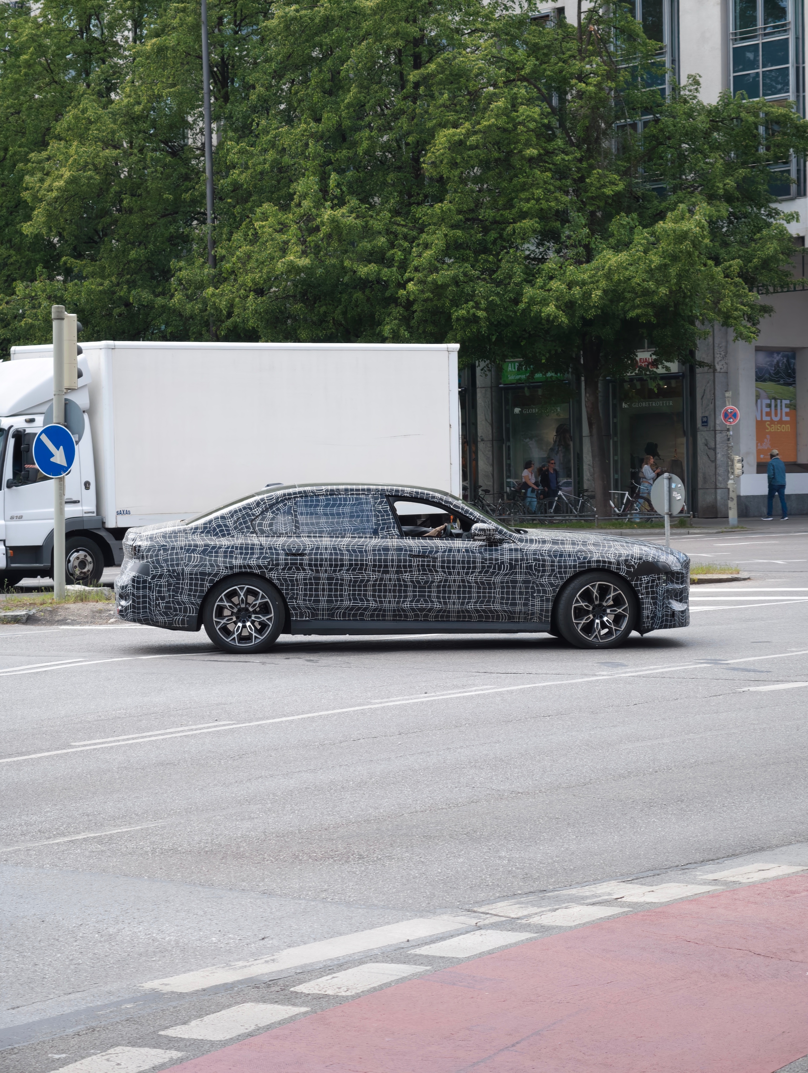 慕尼黑路上随手拍～ 经典车，伪装车，V12，还有人力车 