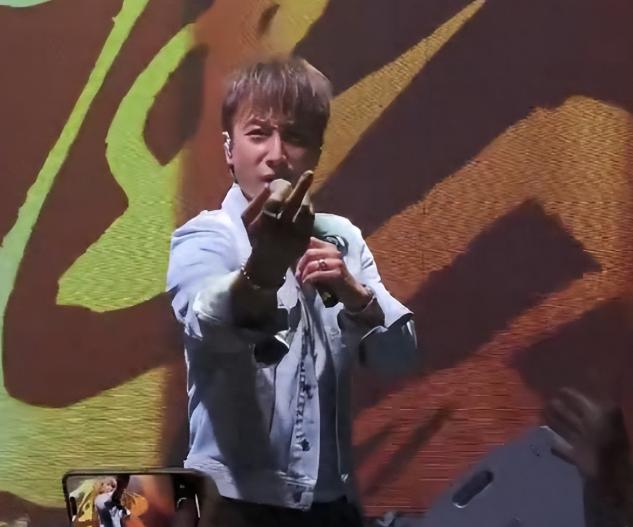 香港老牌男歌手，居然在万人演唱会上，当着所有观众的面，毫无预兆朝台下怒竖中指！