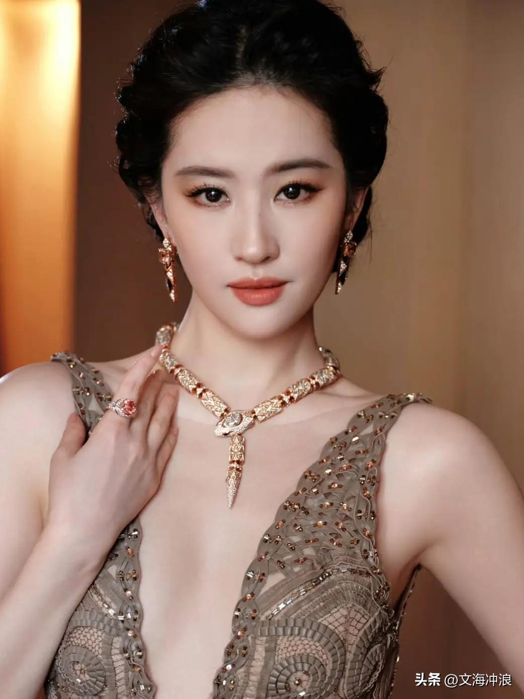 中国诗人为演员刘亦菲写的一首“藏头诗”：金银珠宝贵气大显，娇容玉肌艺术经典！
