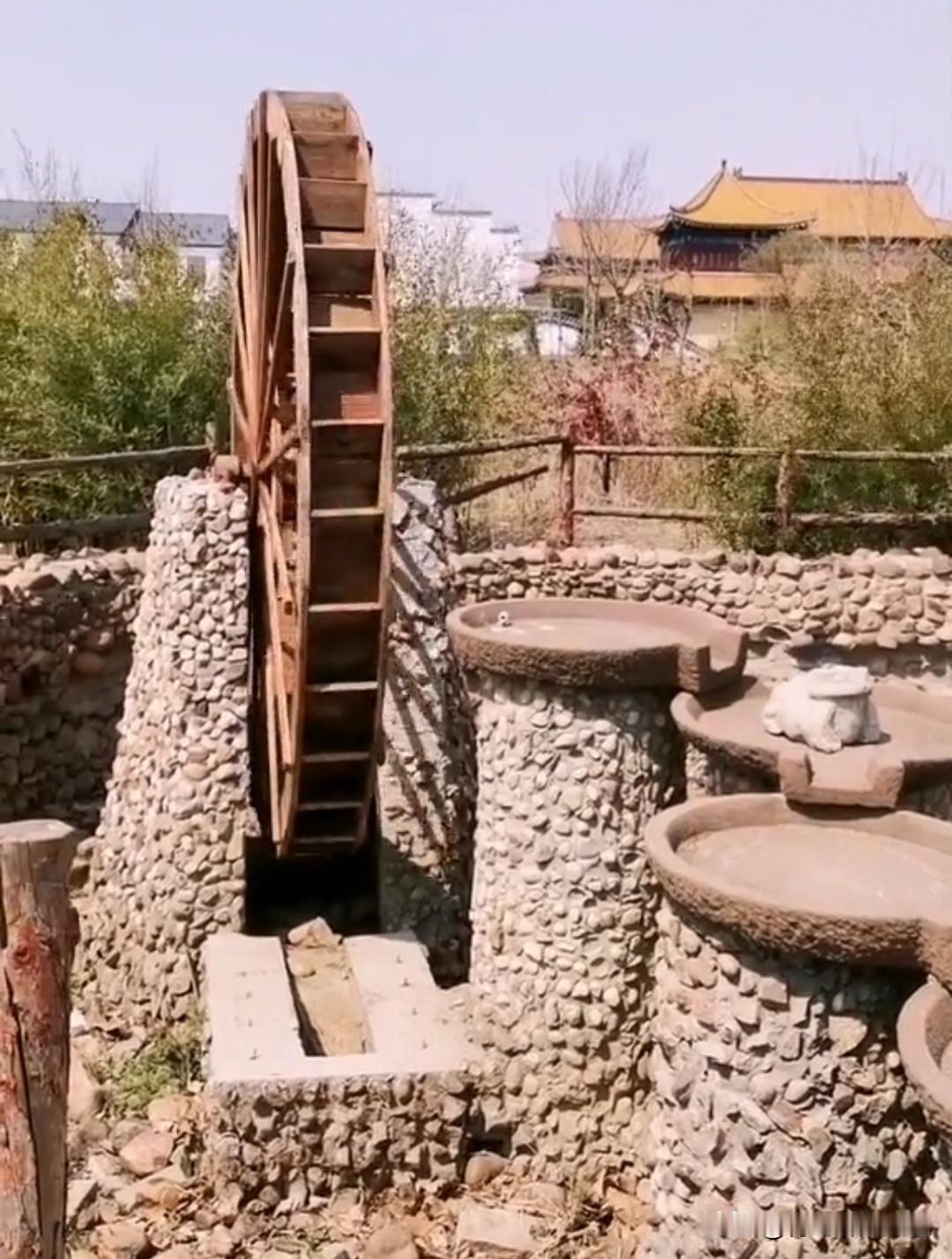 很多胶州人都不知道，家门口藏着一处红色古村。
走进胶北玉皇庙村红色革命基地，古朴