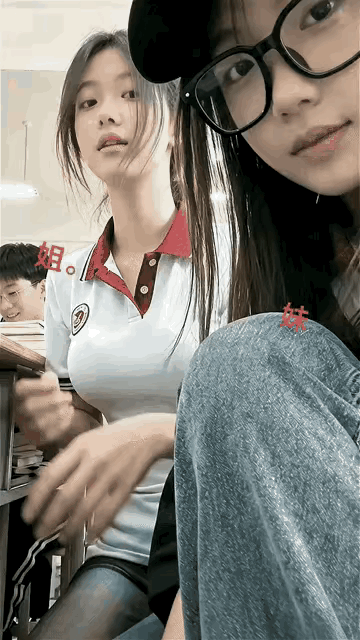 同为校园姐妹花，换作是你，会更喜欢姐姐还是妹妹？
教室随手拍下一对姐妹，左边姐姐