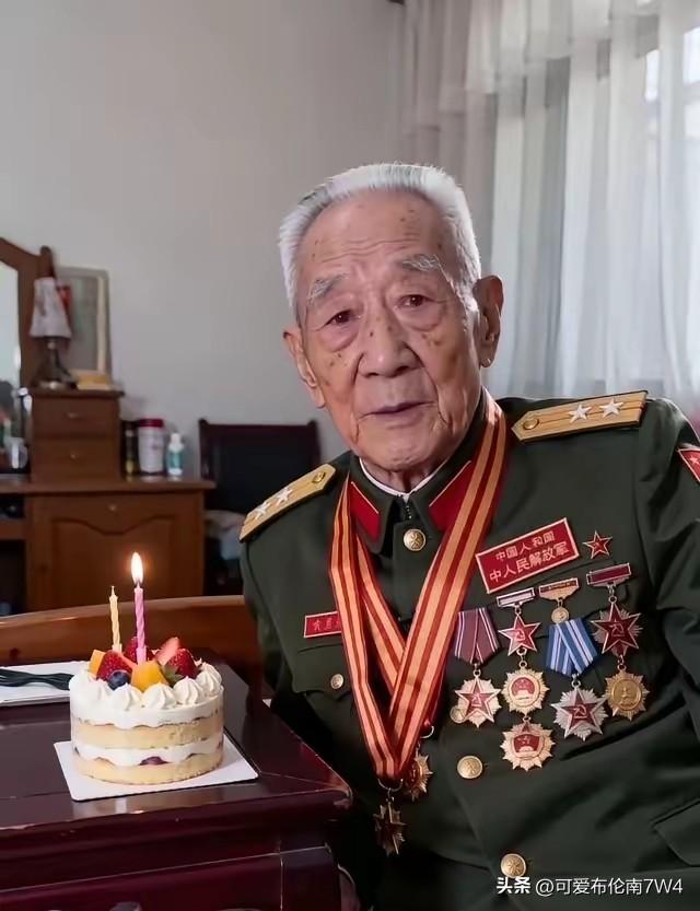 92岁无儿无女的老兵网上求生日祝福，太破防了。老爷子把一生都献给了国家，老了却孤