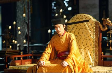 一天，宋仁宗阅奏章时，服侍了他近30年的心腹太监正在为他梳头。当心腹太监看到奏章