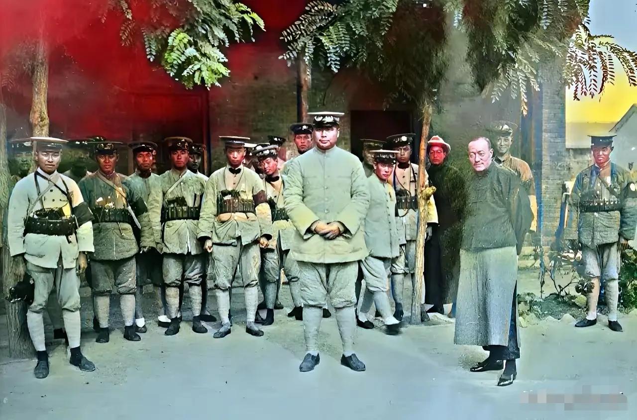 当年，冯玉祥进入北京城，这是在故宫院内的警卫部队，每人都是双枪，严阵以待，威风凛