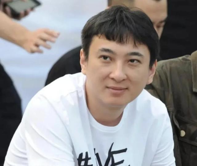 70岁老父亲卖楼还债，37岁儿子国外夜夜生歌，王思聪这样的富二代，我是真想当啊。