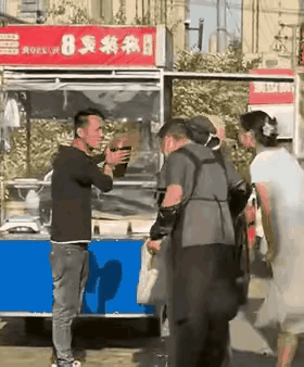 淮南夜市离谱冲突！摊主争地盘竟泼红油+内裤套头，壮汉当场瘫倒
 
活久见😳！安
