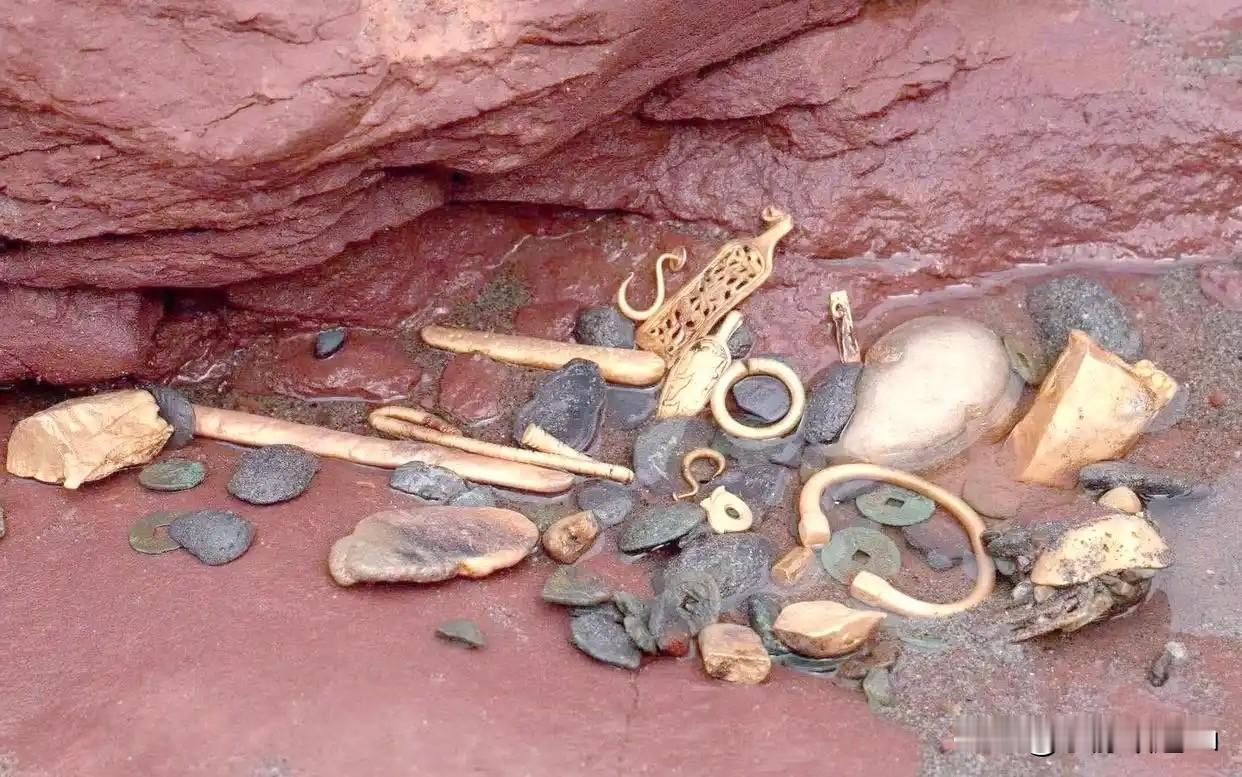 沉银守护者

明末，张献忠兵败四川，千船金银沉入岷江。

彭山脚下，渔民杨老大偶