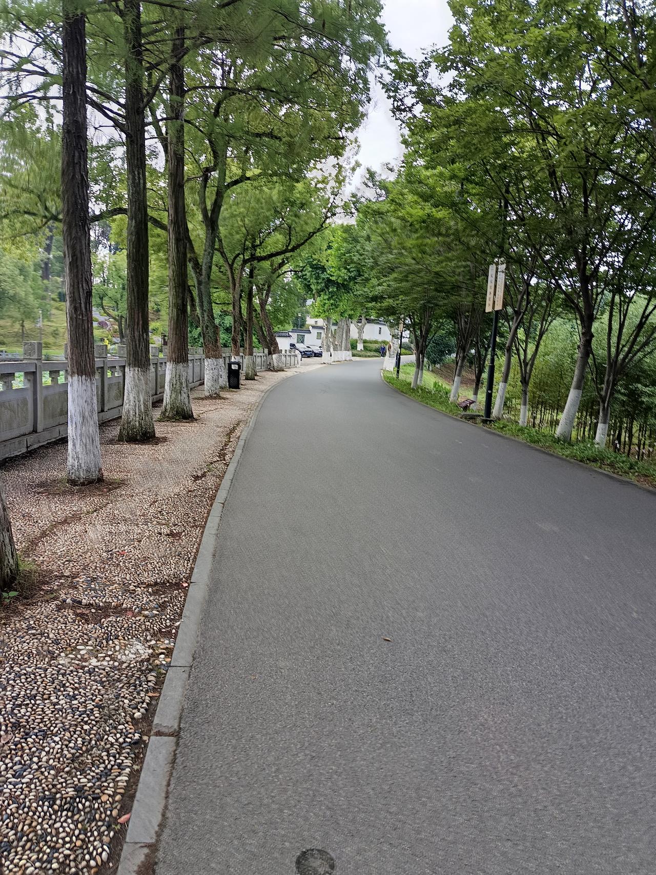 笔墨论球决战世界杯今天武汉市下雨，我早晨起床写了头条，吃过早餐，躺在家刷手机眼睛