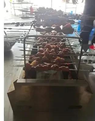 据说地道的“淄博烧烤肉”都是当天鲜肉现穿，而且淄博烧烤最大的区别就是所有的食材用