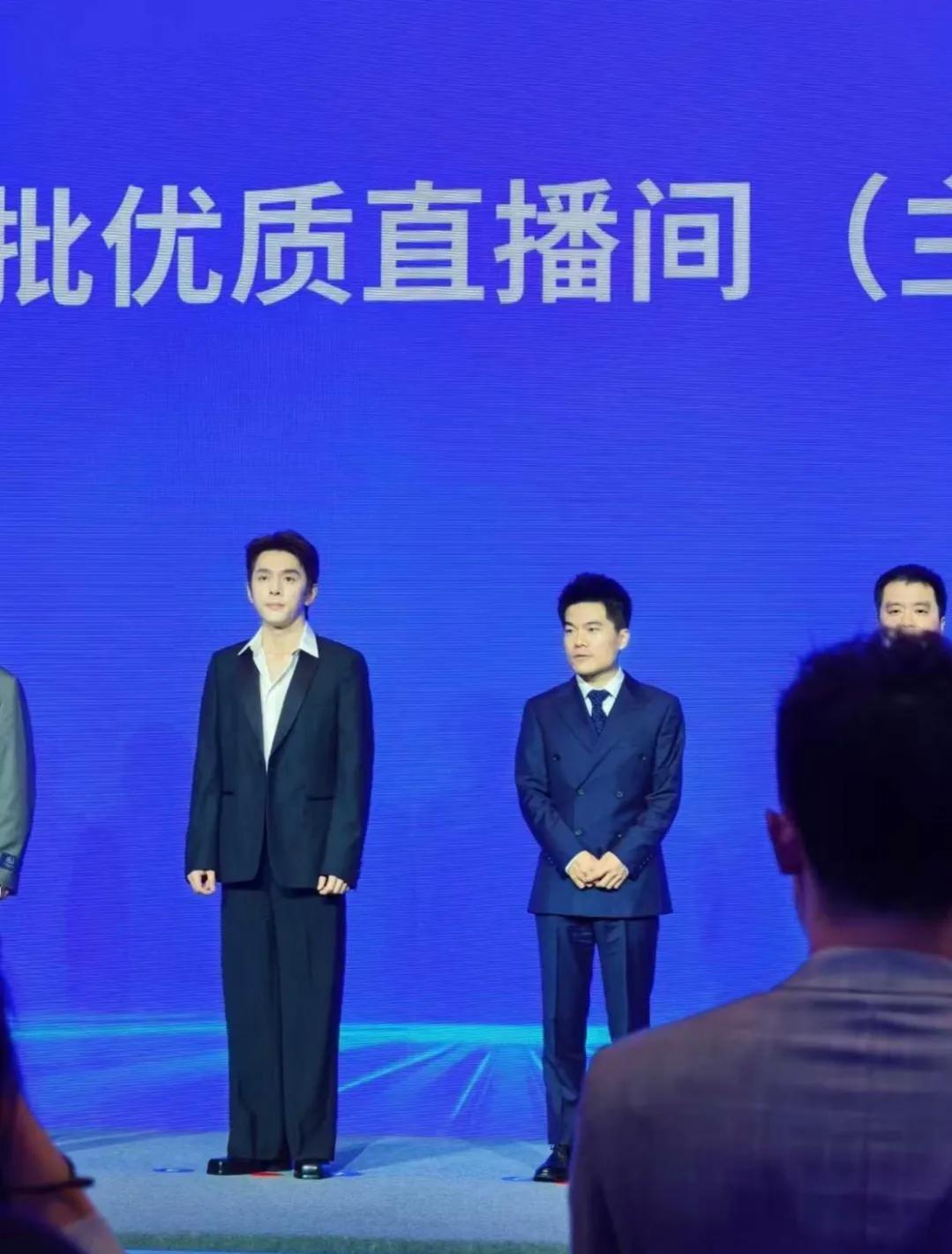 董宇辉和李佳琦同框引热议。

昨天（6月10日），董宇辉和李佳琦在合肥出席活动，