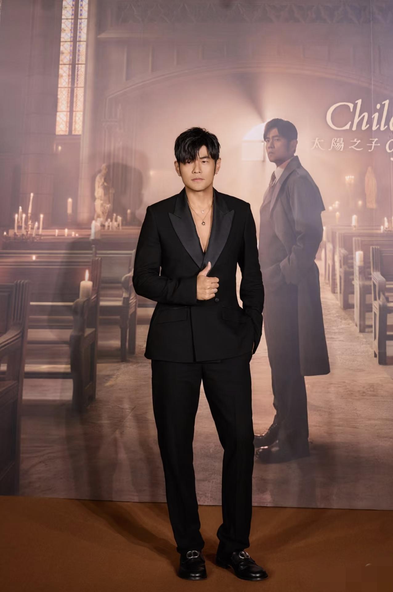 周杰伦最该做的不是发新歌，

而是和谢霆锋一样好好做演唱会，

把自己经典的歌曲