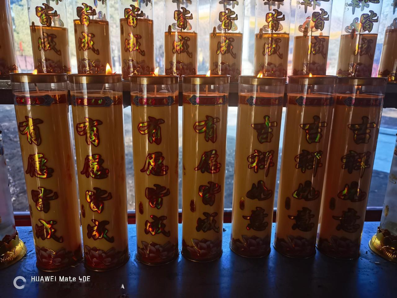 今天去寺院給老媽供燈，傻丫頭幫我一起給她奶奶供燈。🌹🌹🌹🌹🌹