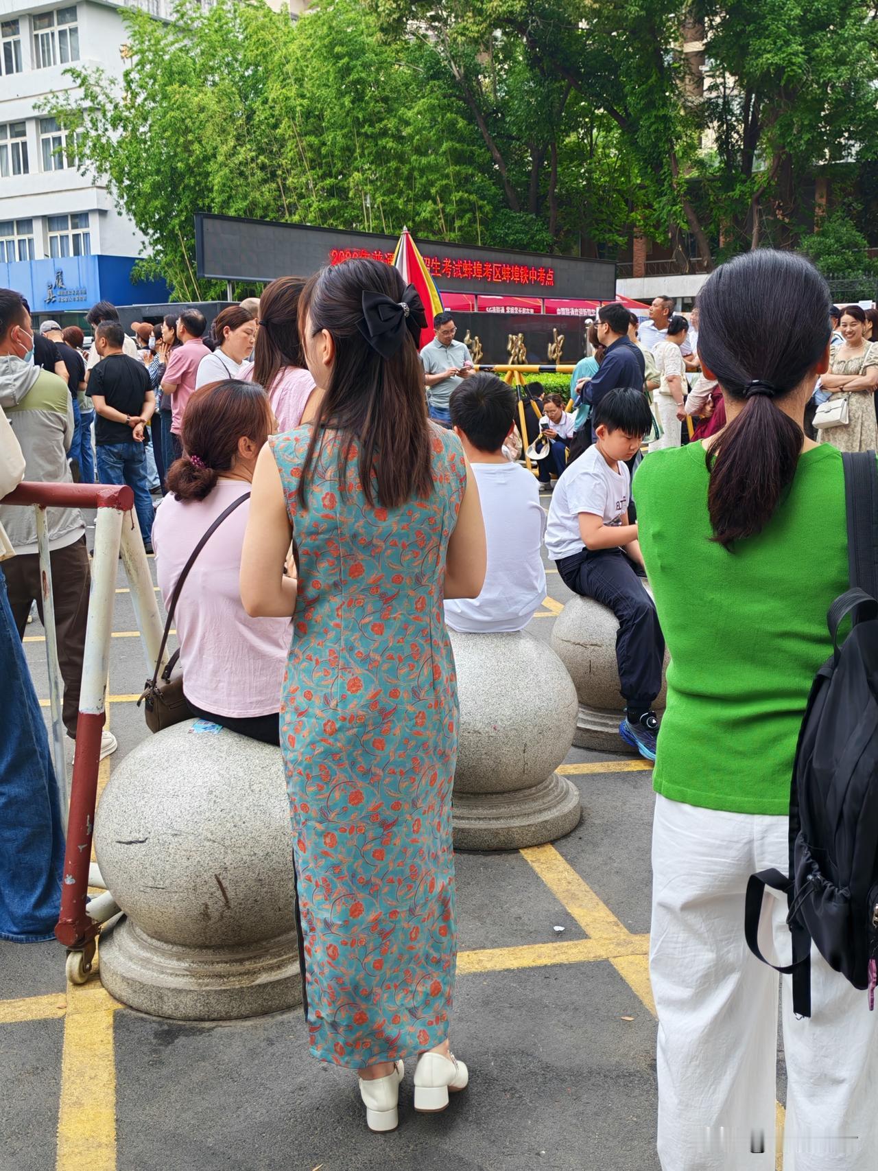 穿旗袍学生就能考上大学吗?这个话题很有意思，穿旗袍只是讨个吉利，暗喻旗开得胜，这