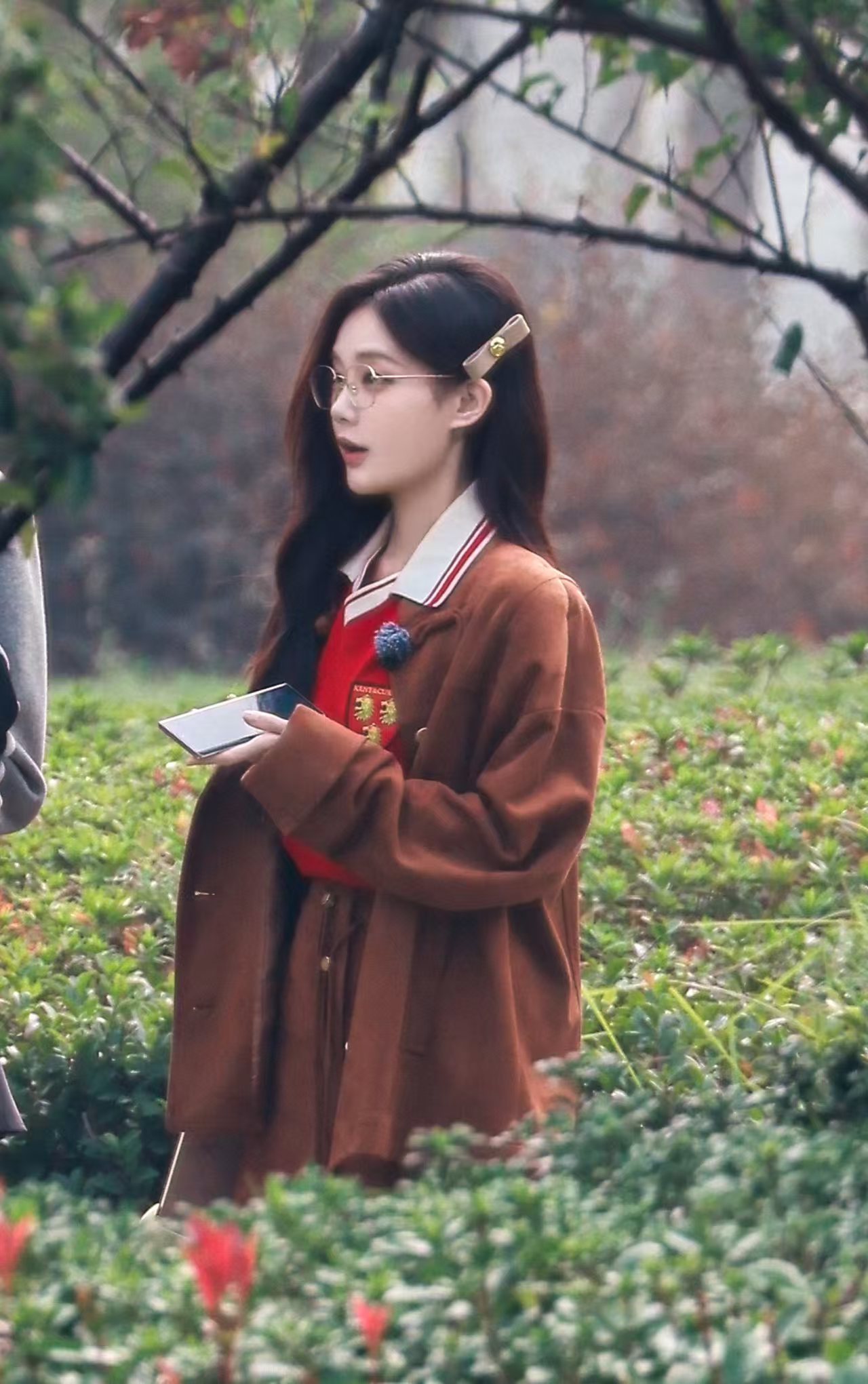 李一桐金丝眼镜造型  姐姐鲨我，李一桐女推2金丝眼镜造型越看越让人喜欢！格兰芬多