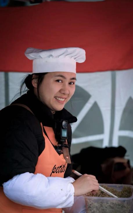 重庆女子汪莉，陪伴农学博士丈夫在比利时居住了十年。今年6月，丈夫忽然丢了工作，一