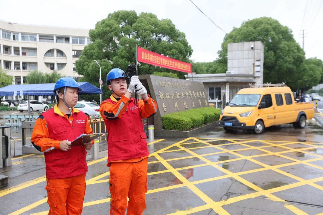 【椒江志愿服务进职校电力护航筑防线】椒江区运维人员来到椒江区职业中等专业学校，重