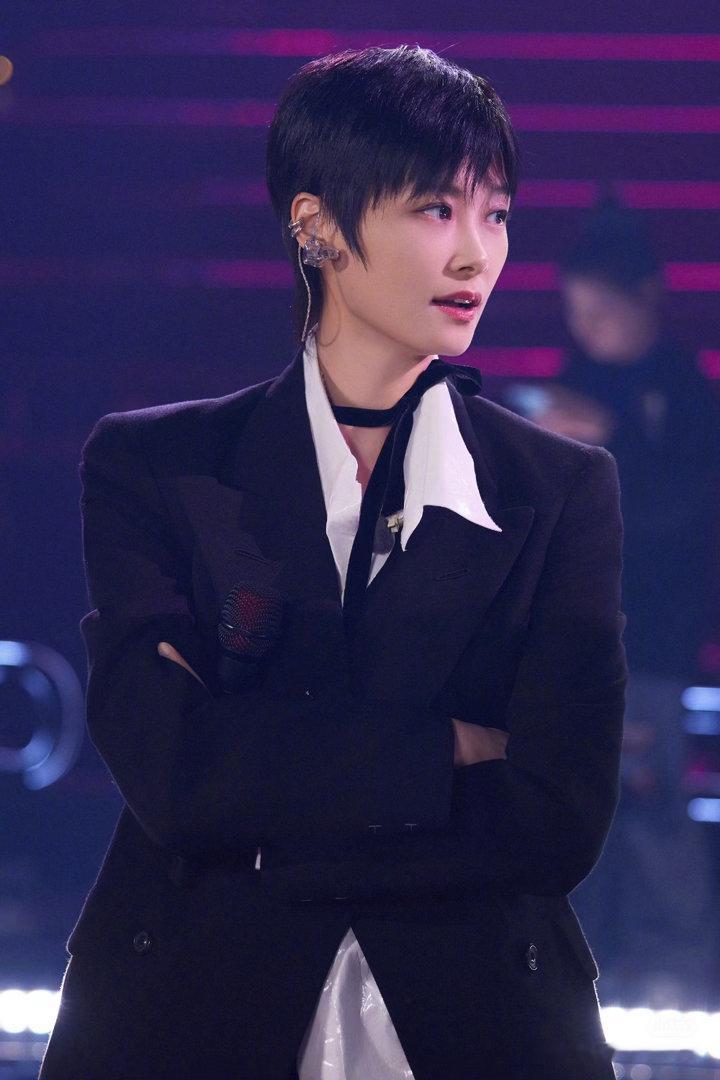 李宇春演唱会背景是张子枫的画 李宇春演唱《Hey你没错》的时候，身后大屏是张子枫