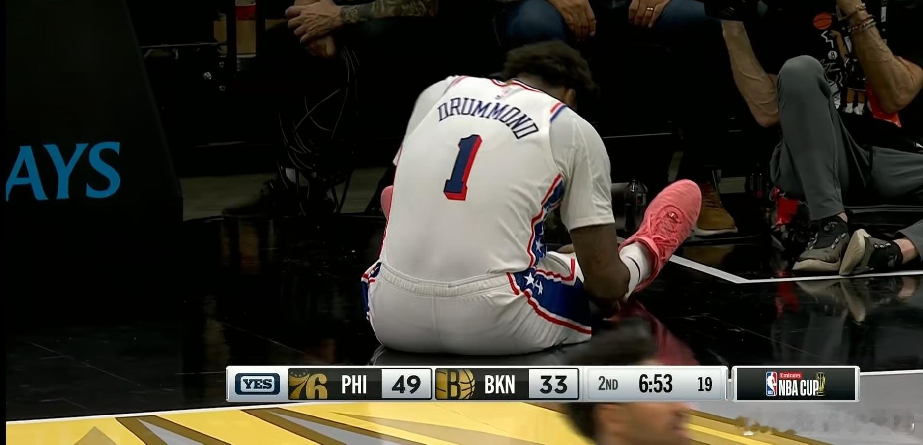 又伤了！76人这赛季怎么回事？就在今天庄神德拉蒙德在对阵篮网的比赛中不幸受伤，给