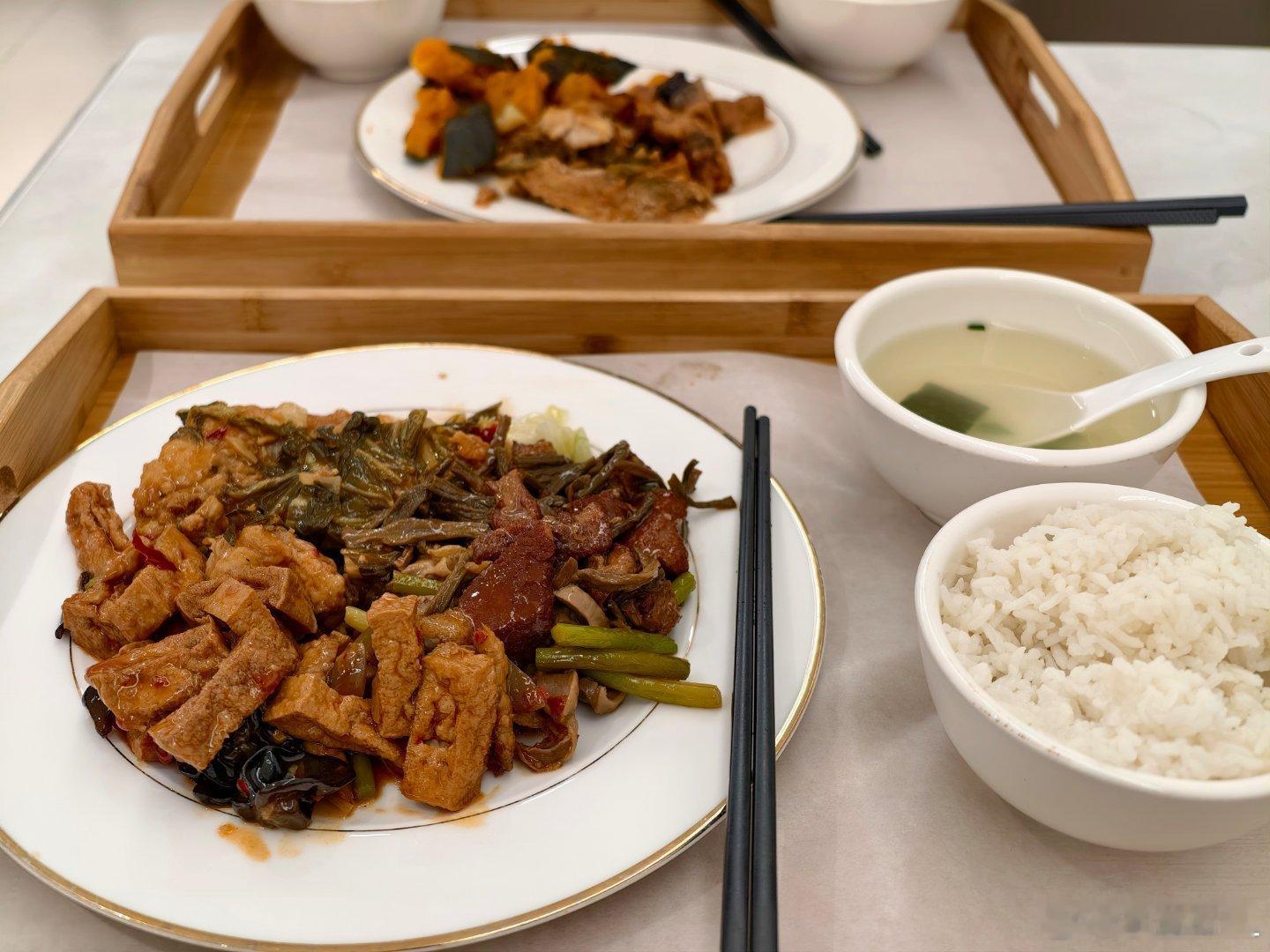 又来鸿蒙大酒店吃自助餐啦！红烧肉好好吃啊！和我做得有得一拼！不知道鸿蒙大酒店还招