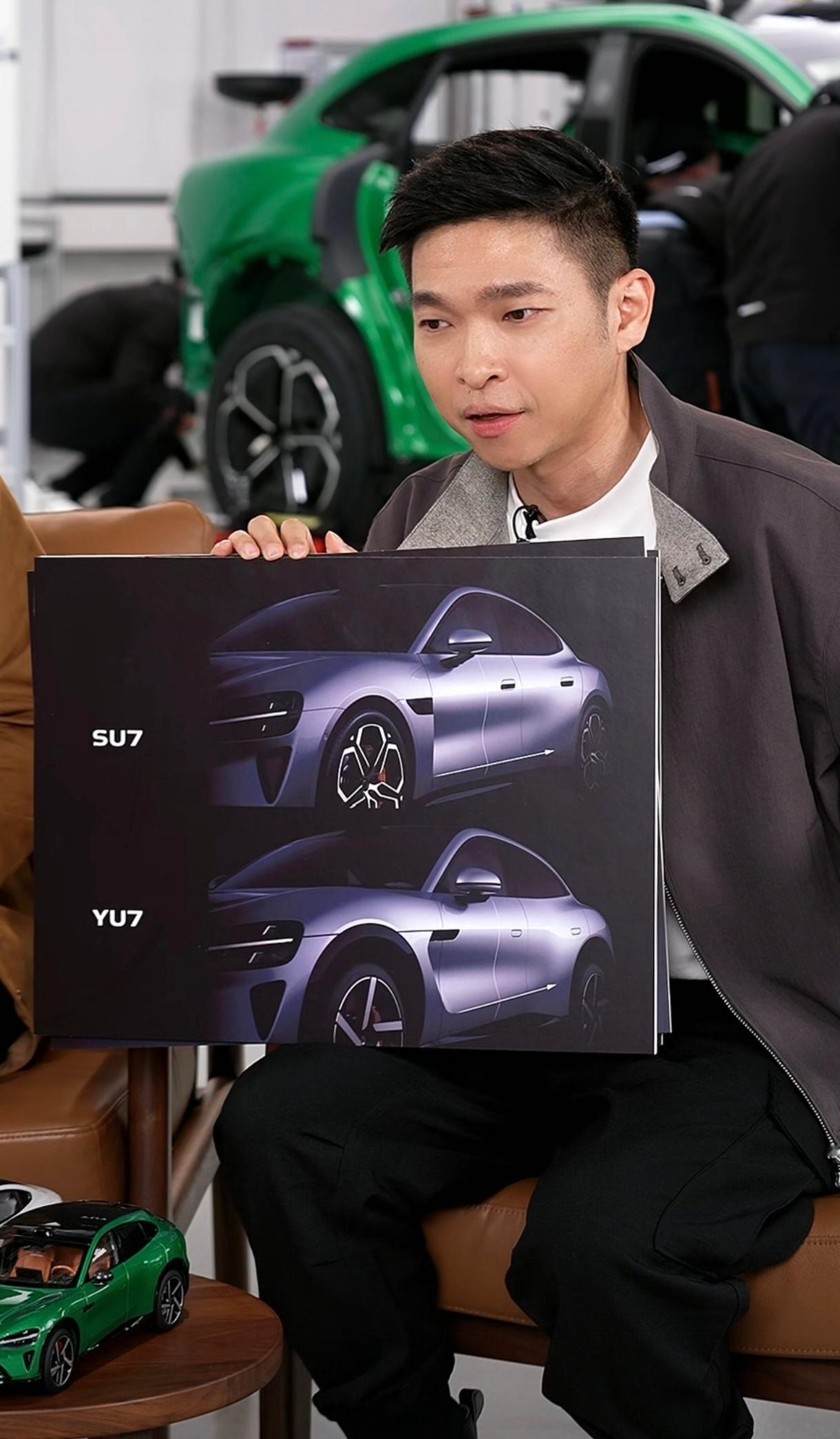 雷军直播 李田原手里的对比图，好像是SU7改款？没有米字型大灯呢？和YU7一样了