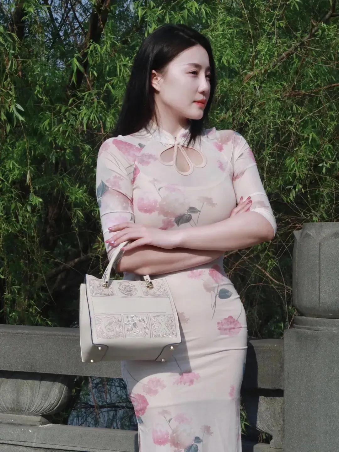 旗袍美女，丰满，气质美女，太美了，腰细胯宽。