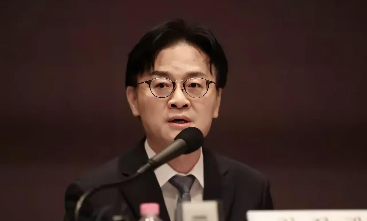 韩国产业通商资源部长官金正官说，在讨论每周52小时工作制的问题时，“必须与韩国最
