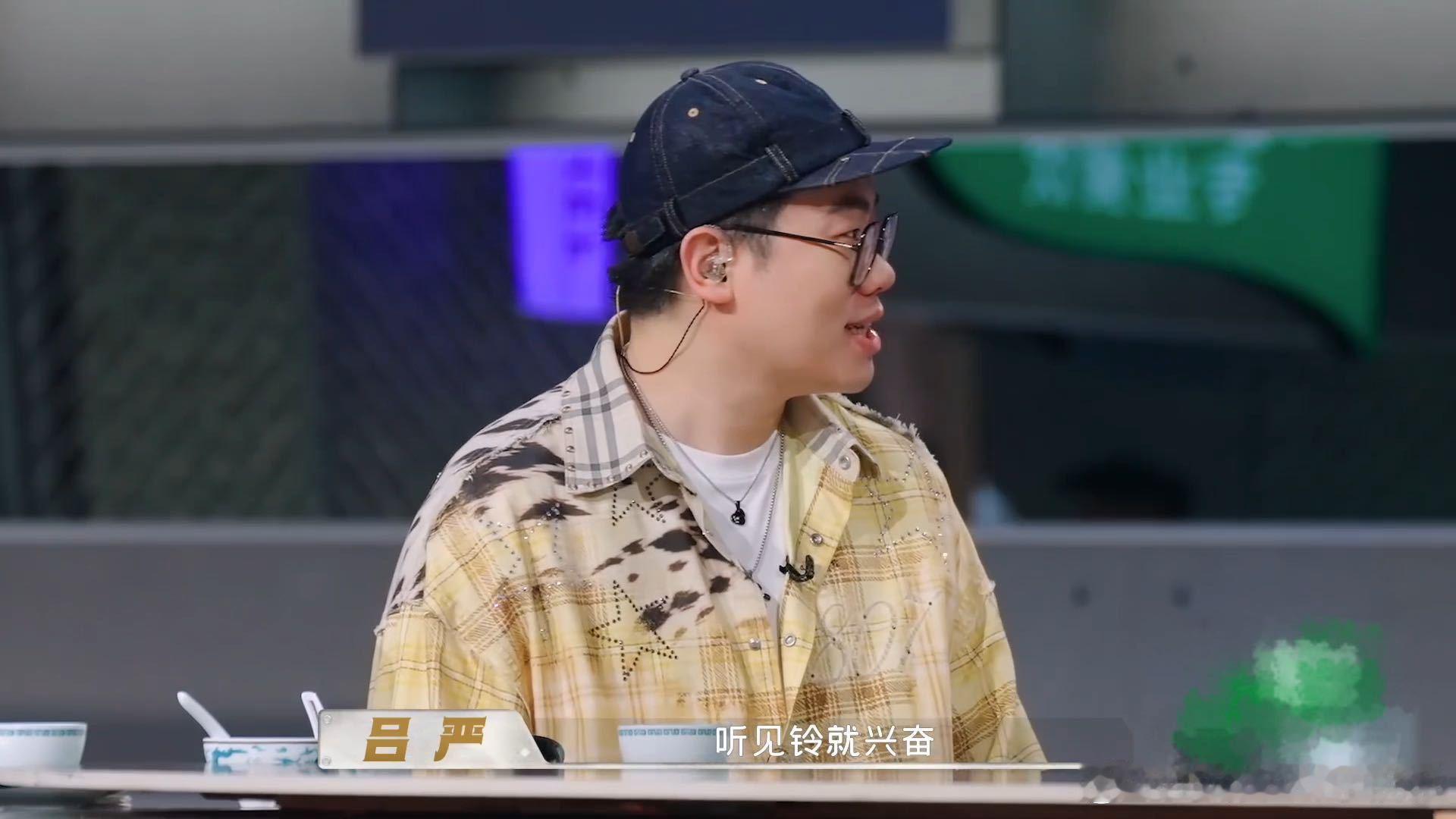 吕严听见出餐跑得比狗还快天才厨人 网友调侃出餐铃早已刻进吕严DNA，这句话并不算