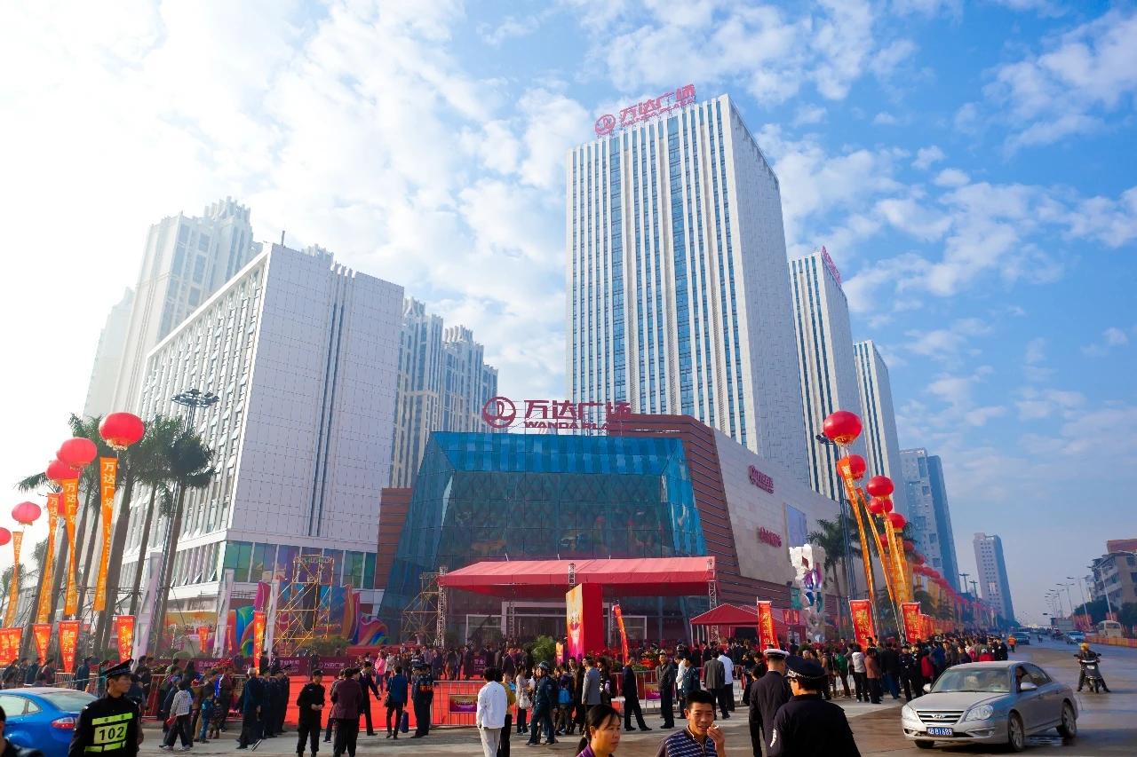 【开业14年！福建又一座万达广场易主】
王健林还在疯狂卖万达广场！近日，据透露，
