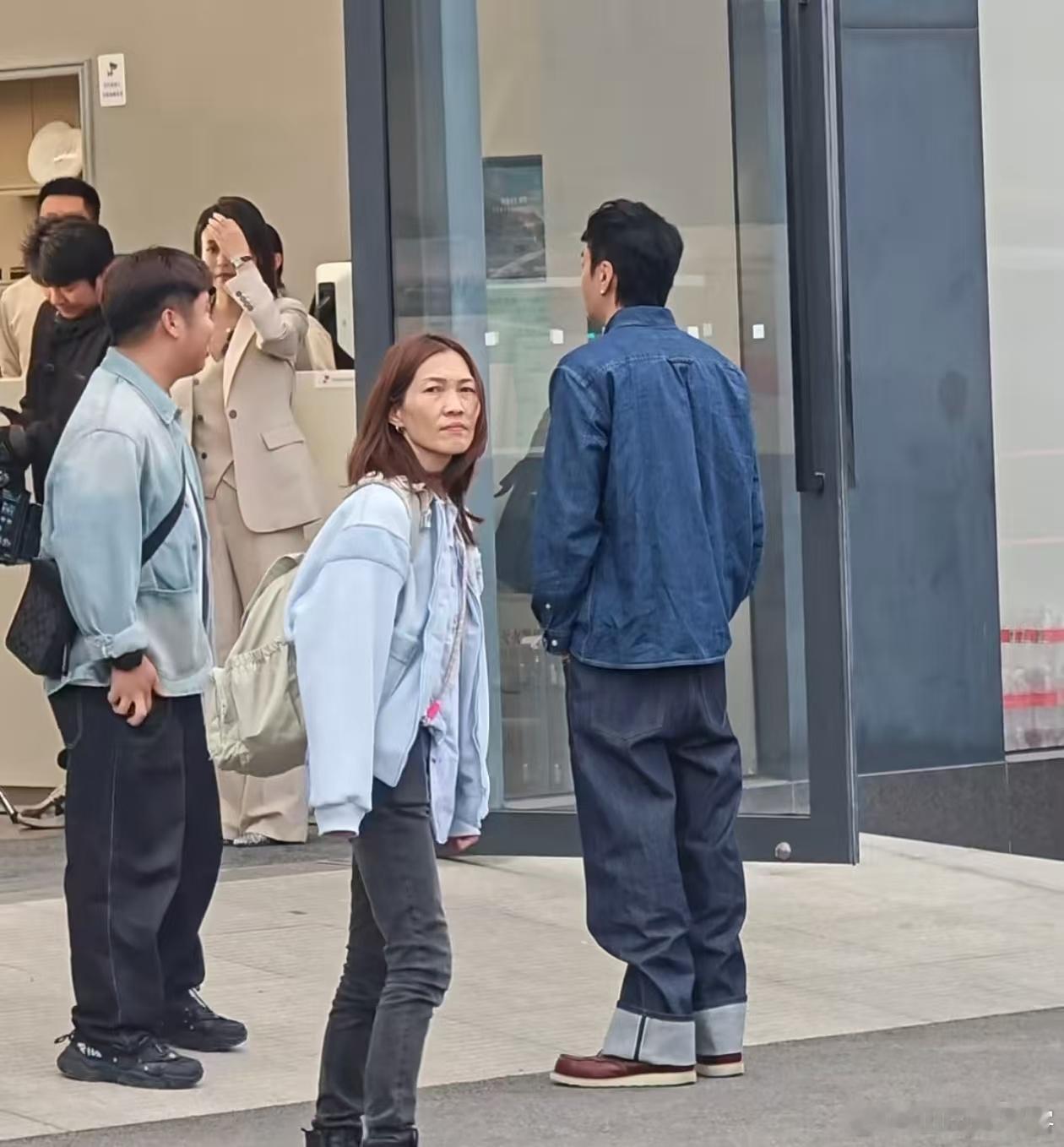 线下的何润东也太帅了吧！本人又高又帅，气场超足，远远看着就很有男人味！真人状态也