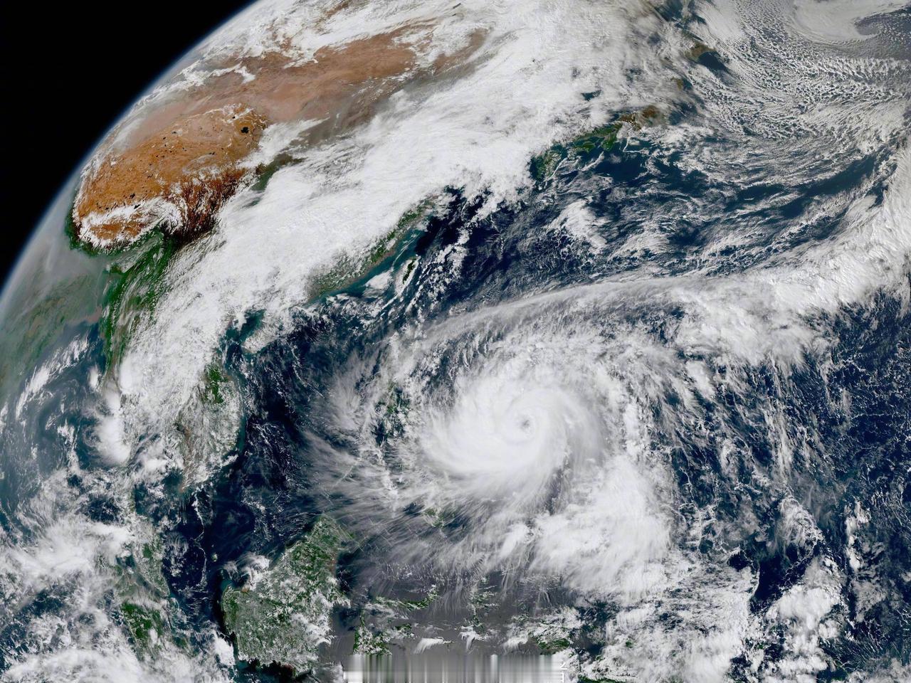 11月8日午后，卫星云图上风眼开出的26号台风凤凰与在中南半岛上台风海鸥残余合影