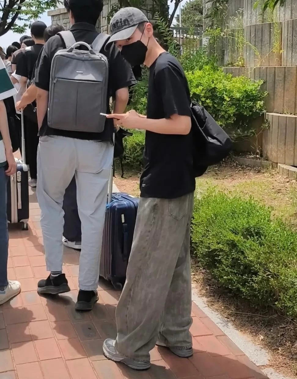 小花生剃寸头了，停播服役入伍去啦，感觉寸头精神。LOL官宣Peanut断开连接