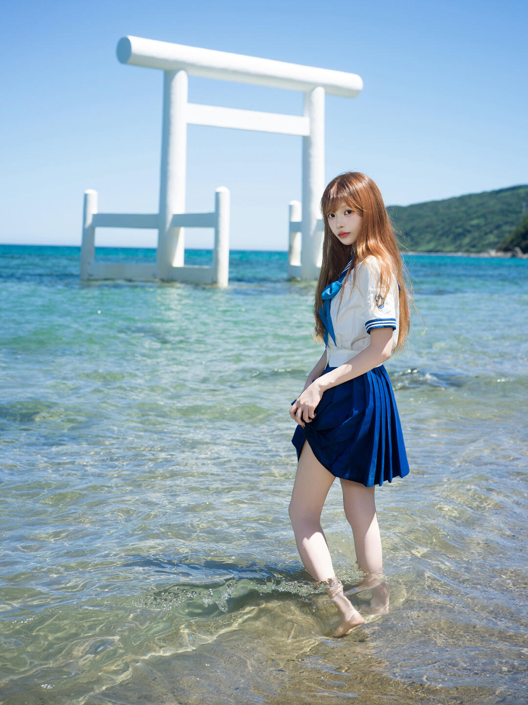 捞一下海边遇到的水手服少女