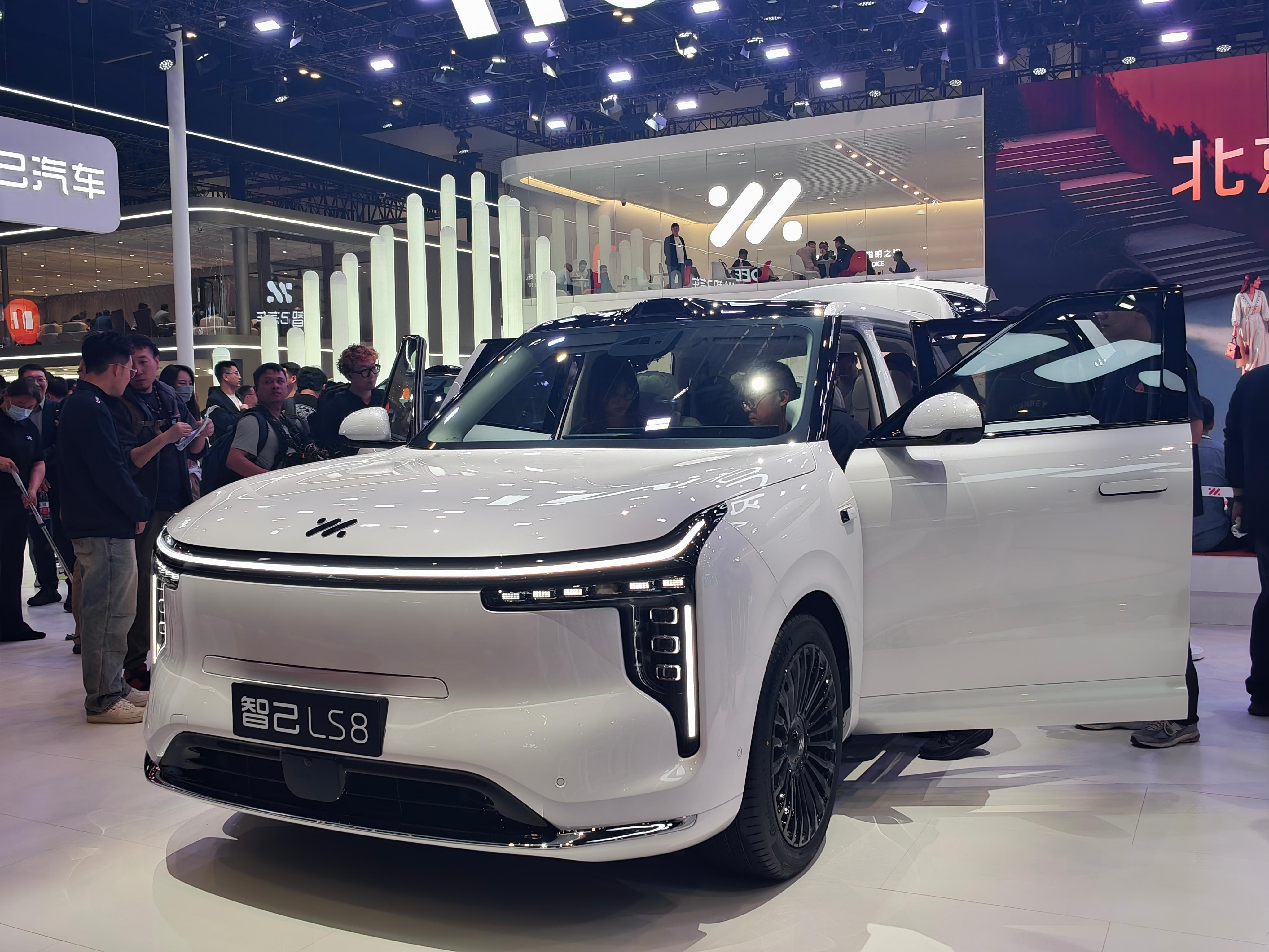 在北京车展逛智己展台，最大看点，当属全新上市的智己LS8~很多人好奇它25万级旗