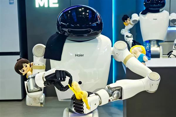 【海尔发布全自研家庭机器人矩阵 ：要让机器人从“舞台炫技”走向“无人家务”】3月