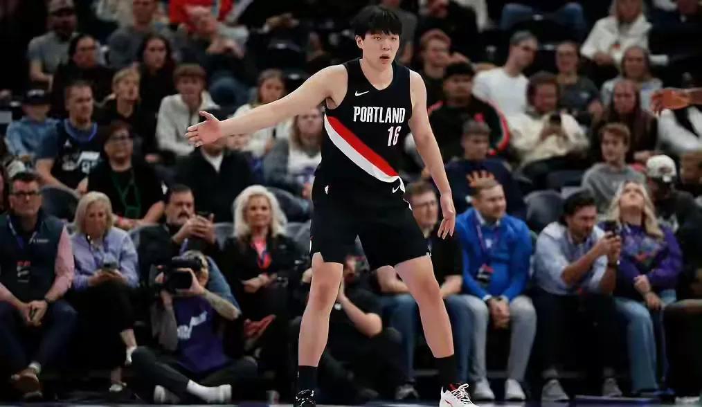 [第五位中国中锋走上NBA赛场！]
继姚明、大郅、巴特尔和易建联后，第五位中国中