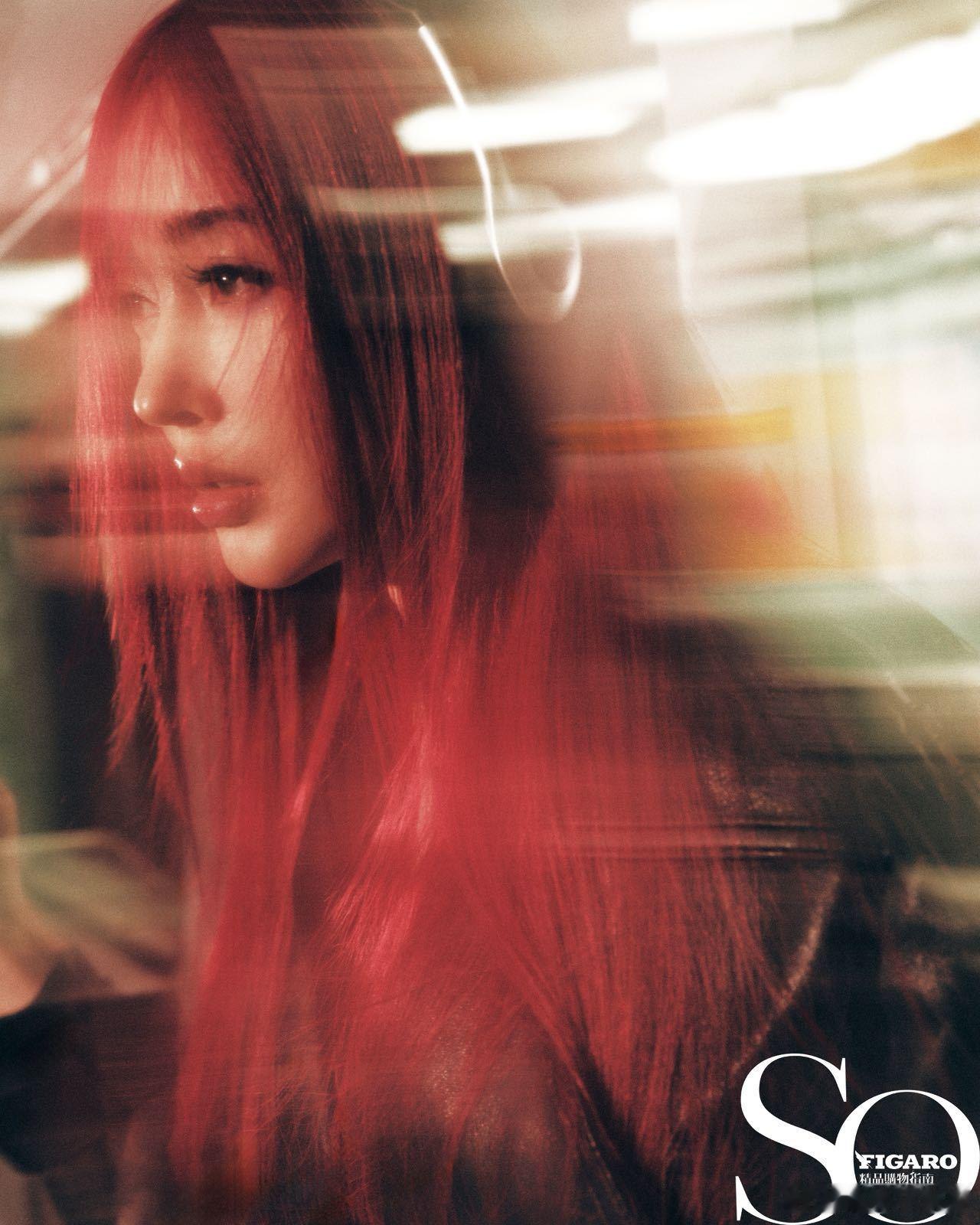 张天爱这组大片，红发造型超亮眼，搭配白色天使羽翼，瞬间仙气飘飘。那表现力绝绝子，