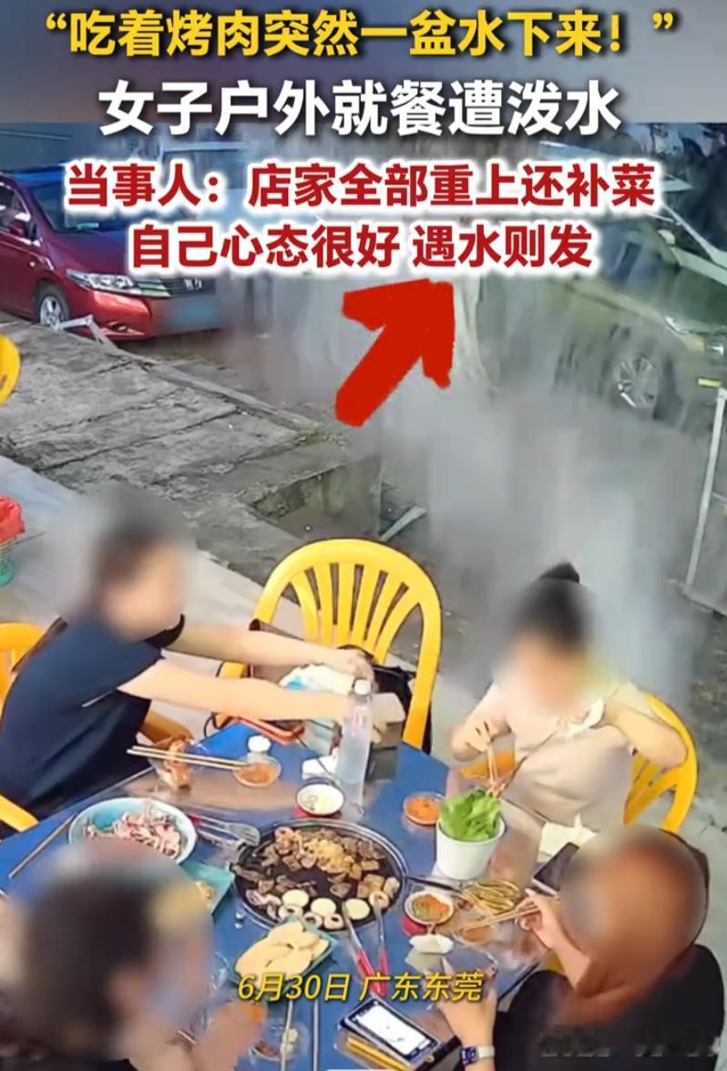 广东东莞，女子和几位朋友相约在街边烤肉店的户外座位聚餐，刚坐下没多久、烤肉还没吃