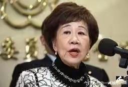 吕秀莲在中天节目上狠狠给“台独”补了一刀，这波操作直接让网友看呆了。
她拿着《远