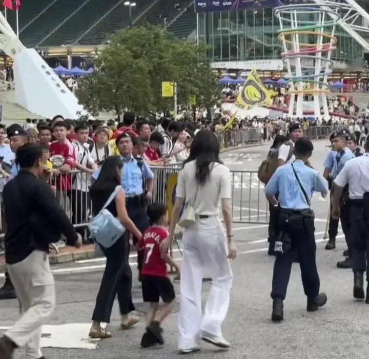 奚梦瑶带儿子看球赛走特殊通道不用排队，儿子腿长继承她的好基因，这才是真豪门！ ​