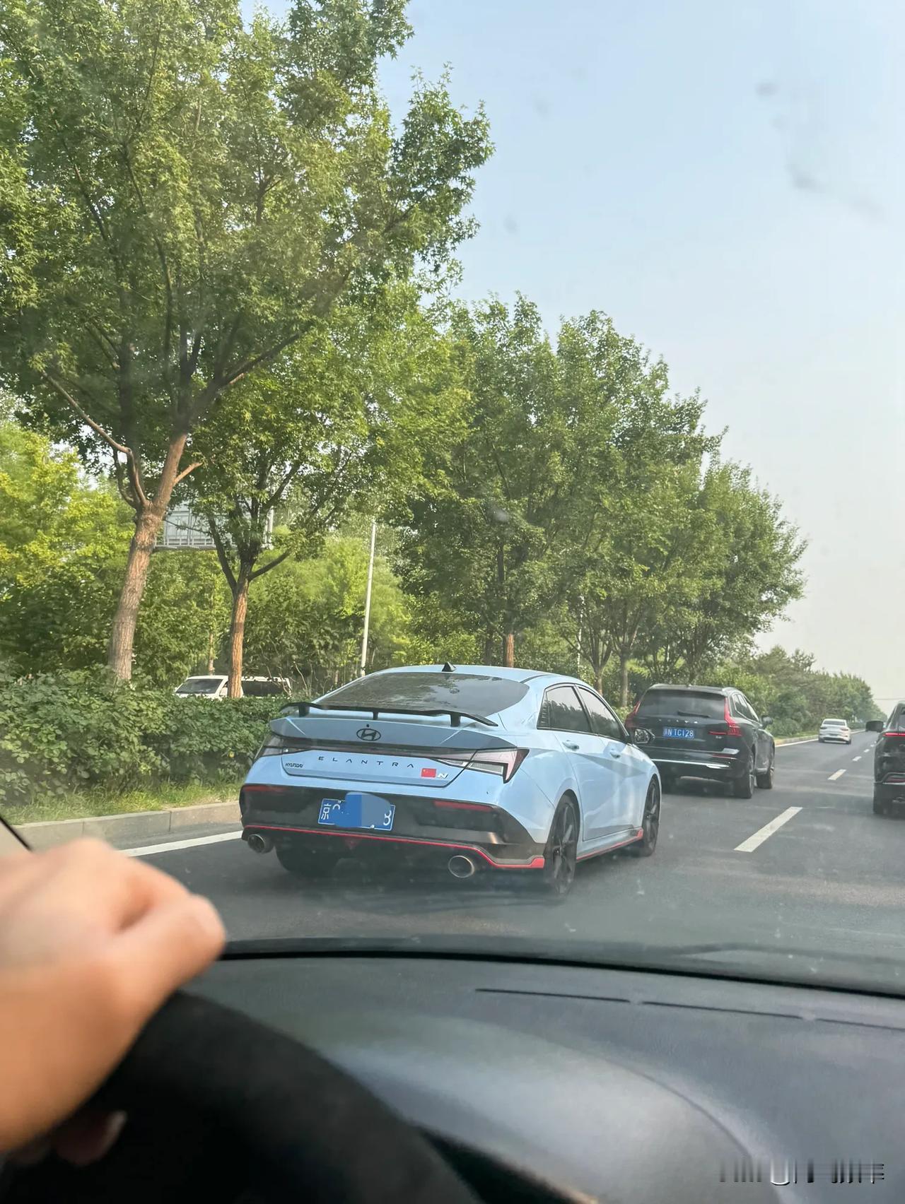 偶遇一辆奇怪的北京现代伊兰特，看着颜色还挺帅，跑的也挺快，跟那种出租车完全不一样