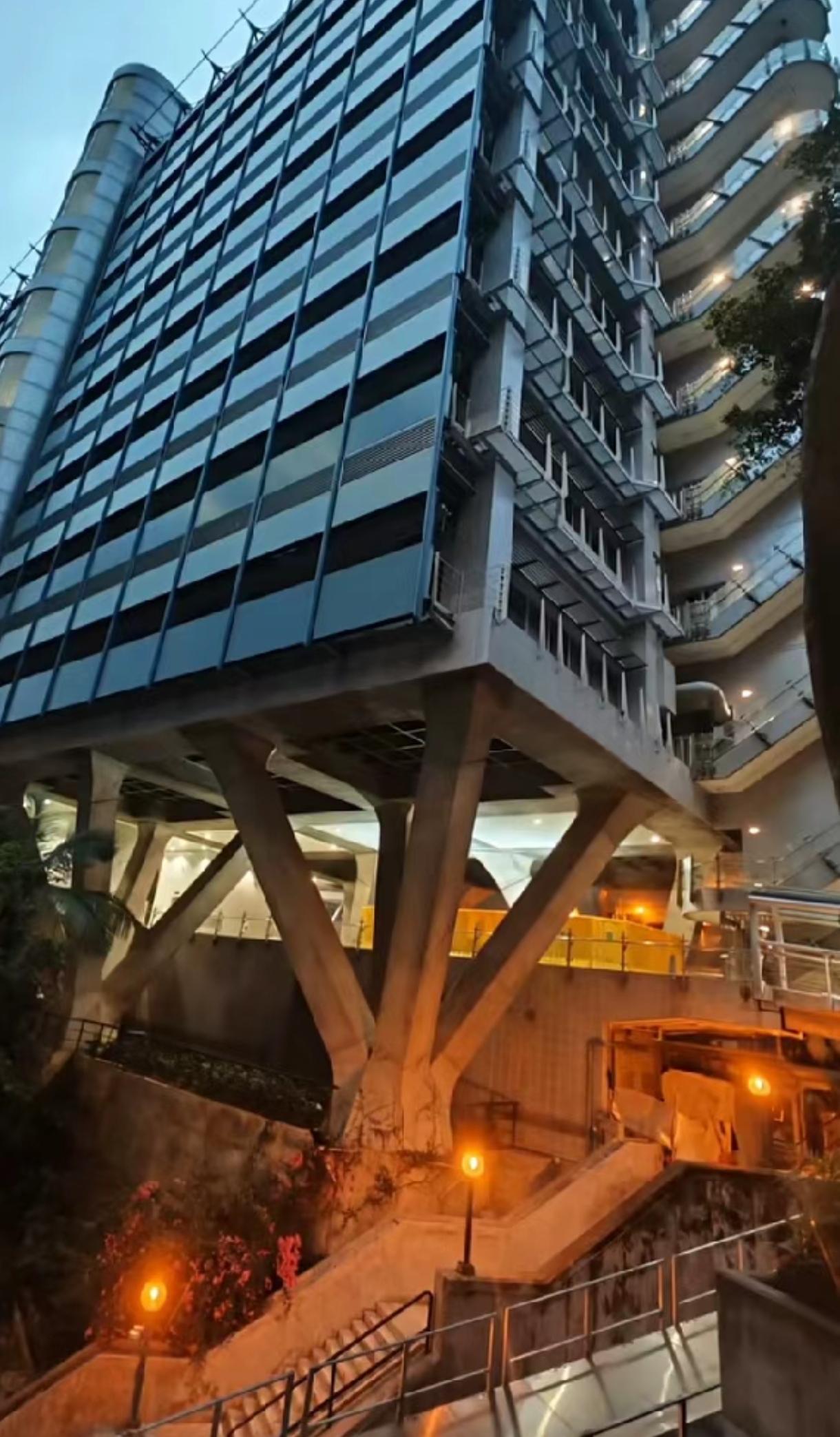头重脚轻，在香港见到过这种类似结构[捂脸]没有地震还好。一眼望去，另一边托力，这