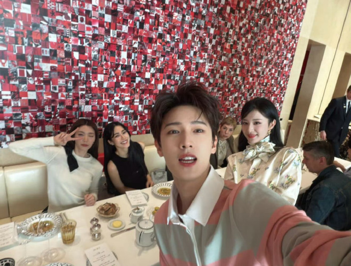 谁敢想谁敢想，邝玲玲晒了与李昀锐王楚然用餐合照，几张完美的脸同框是什么感受：🎤