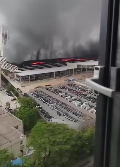 比亚迪总部起火，第一反应又是“电动车自燃”。结果官方通报很快澄清：火源在报废车区